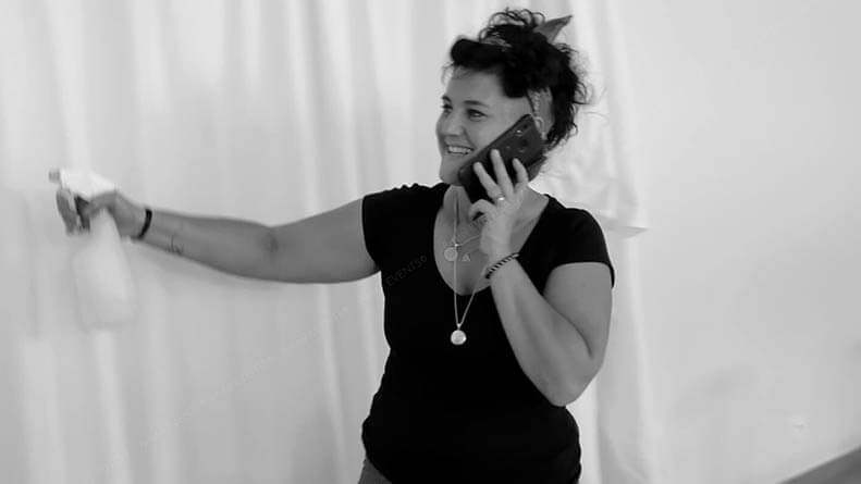 Photo de Aude étant au téléphone